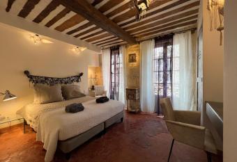 Le Regardeur allows 18 year olds to book a room