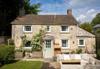 Mulberry, A Luxury Two Bed Cottage in Painswick allows 18 year olds to book a room