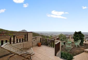 Cozy Cottage Arona has Smoking rooms