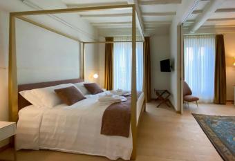 PALAZZO ESSENZA allows 18 year olds to book a room