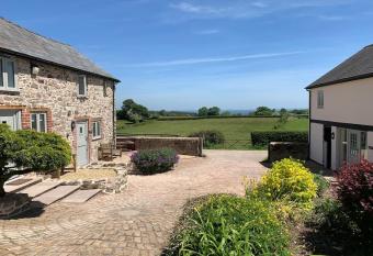 The Granary at Pentregaer Ucha, tennis court & lake. allows 18 year olds to book a room