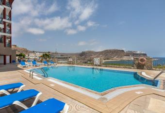 Su Eminencia has Balcony rooms