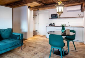 Boznerh  tte - La Baita Bolzano allows 18 year olds to book a room