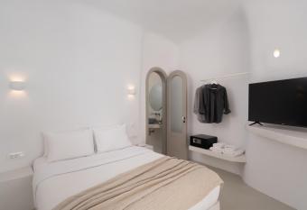 Serendipity Cliffside Villa & Suites has rooms with a private hot tub