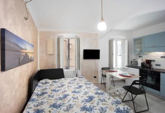 Guest House Vicolo Olivone allows 18 year olds to book a room
