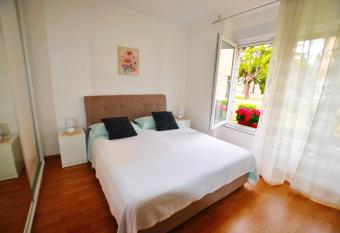 Apartment Leo allows 18 year olds to book a room