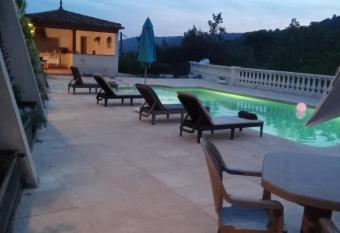 Chambres 40 euros par personnes 40 mn ski GREOLIERE 20 mn cannes allows 18 year olds to book a room