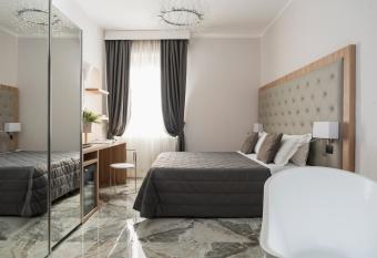 Hotel Re Enzo has rooms with a private hot tub