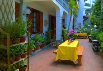 B&B Villa Anna Wunderbar allows 18 year olds to book a room