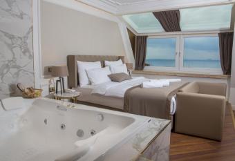 Mina Hotel - Special Category has rooms with a private hot tub