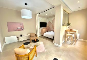 Suite Monceau - Reims allows 18 year olds to book a room