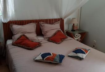 Zen Latitude maison chaleureuse avec jacuzzi et plage    800 m allows 18 year olds to book a room