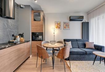 Downtown Apartments Nadmot  awie III allows 18 year olds to book a room