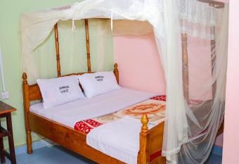 JAMHURI HOTEL has Balcony rooms