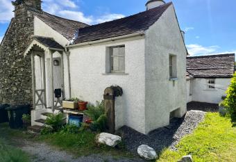 Quirky Cottage, Cosy Grade II listed 2 bed apartment Troutbeck Bridge has Balcony rooms
