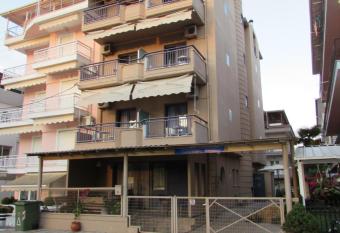 QUEEN ZOE allows 18 year olds to book a room