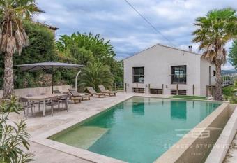 Prestigieuse Villa avec Piscine en plein vignoble has Balcony rooms