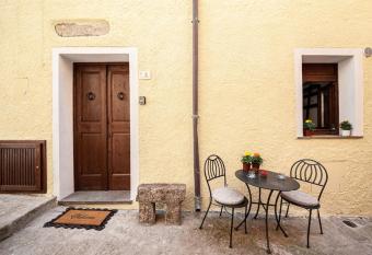 ROMANTIC LOFT WITH JACUZZI IN THE CASTLE allows 18 year olds to book a room