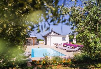 Leonardo House has Balcony rooms