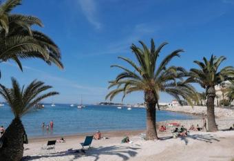 Charmant studio clim pin  de 1 min de la mer has Balcony rooms