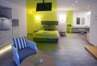 Kapahi Seaview Hotel Apartments has rooms with a private hot tub