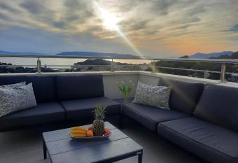 Apartment Anny de luxe with sea view allows 18 year olds to book a room