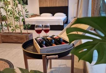 Bodega Butik Otel   ile allows 18 year olds to book a room