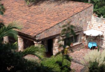 Chalet cerca del centro hist  rico SMA allows 18 year olds to book a room