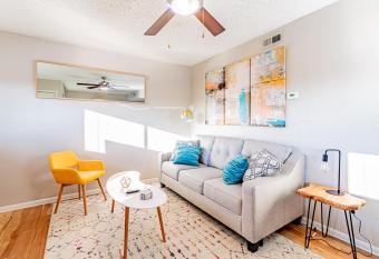 Vivant - Efficiency 2BR King Bed Suites Next to Downtown allows 18 year olds to book a room