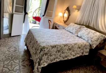 Sculptors Retreat allows 18 year olds to book a room