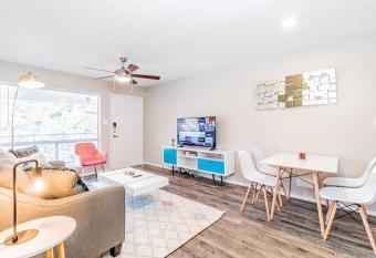 Vivant - SoCo Chic 1BR Apts, Close to Downtown allows 18 year olds to book a room