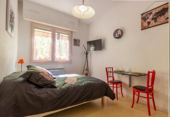 Studio Place Foch allows 18 year olds to book a room