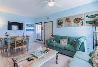 Steps To The Beach/Pet Friendly has Balcony rooms