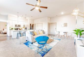 Vivant - Spacious 2BR King Bed Suites Close to Downtown and Airport allows 18 year olds to book a room