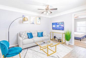 Vivant - Central 1BR King Bed Suites, Close to Downtown & Domain allows 18 year olds to book a room