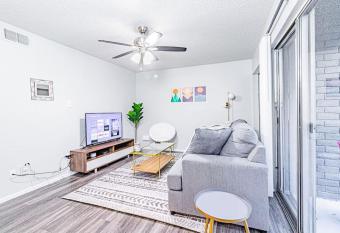 Vivant - SoLa Chic King Bed Suites, Close to Downtown allows 18 year olds to book a room