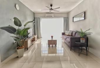 Manhattan Condo 8-11pax (2min to Aeon & Lotus) has Balcony rooms