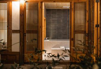 Luxury Hanok with private bathtub - Dongyoungjae Annex has rooms with a private hot tub