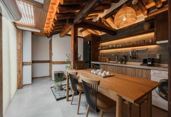 Luxury Hanok with private bathtub - DongwooDang has rooms with a private hot tub