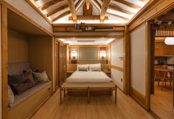 Luxury Hanok with private bathtub - MoonHyangJae has rooms with a private hot tub