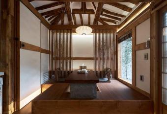 Luxury Hanok with private bathtub - MingyuDang has rooms with a private hot tub