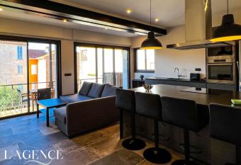 Appartement neuf centre ville du lavandou allows 18 year olds to book a room