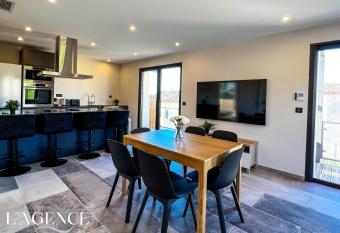 Appartement 2 chambres coeur de ville lavandou allows 18 year olds to book a room