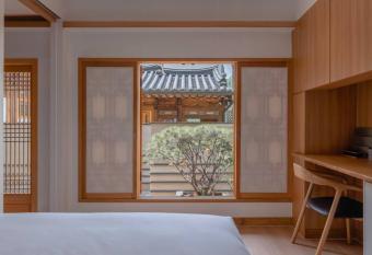 Luxury Hanok with private bathtub - BiGyuHeon has rooms with a private hot tub