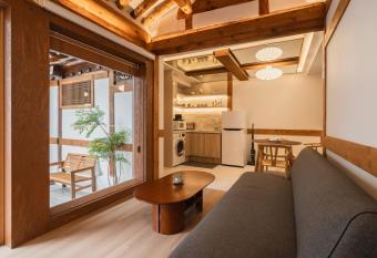 Luxury hanok with private bathtub - SW04 has rooms with a private hot tub