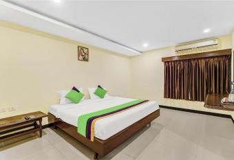 Treebo B Coral, 2 Km From Promenade Beach has Smoking rooms