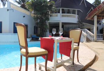 Lovely 4-Bed Villa Family oriented or a smallgroup has Balcony rooms