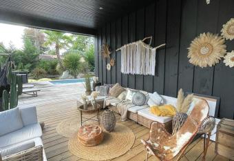 Villa Taussat piscine chauff  e et Jacuzzi has rooms with a private hot tub