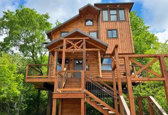 Skyview Treehouse B by Amish Country Lodging has Balcony rooms
