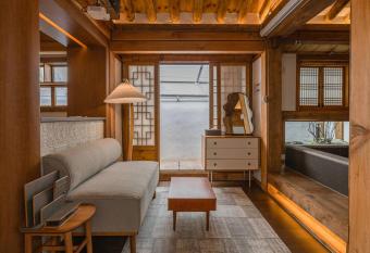 Luxury hanok with private bathtub - SW06 has rooms with a private hot tub
